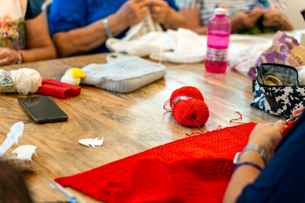 kursanci haftujący przy stole